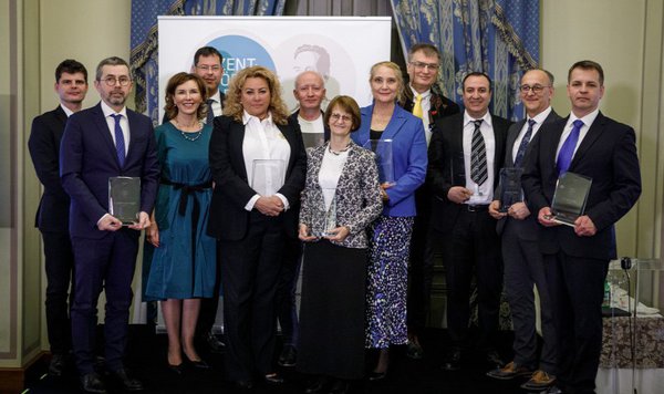 Dr. Czakler Éva szintén díjazott kollégái körében a díjátadó ünnepségen